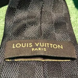 A perfect not to thin not to thickLouisVuitton tie